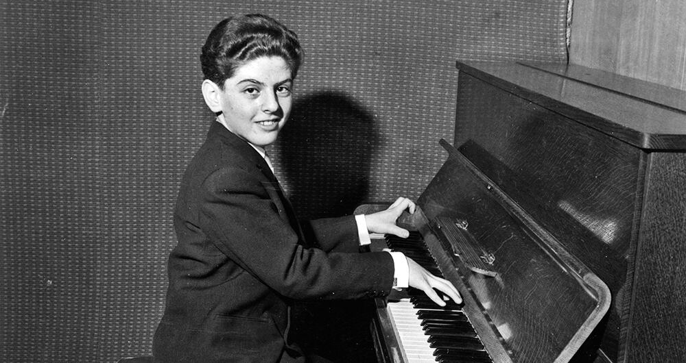 A los 13 años, en 1956, tocando Mozart.
