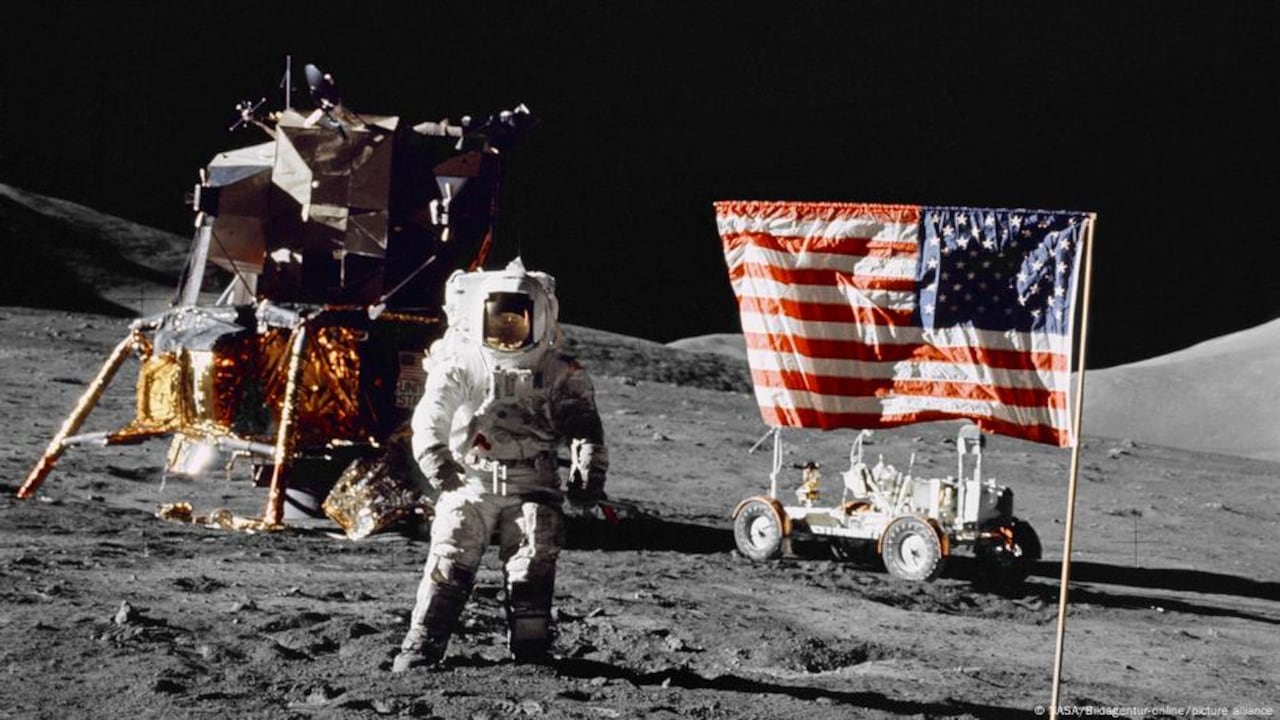 Hace más de medio siglo, los astronautas del programa Apolo de la NASA llevaron consigo un símbolo profundamente estadounidense a la Luna que desde entonces ha marcado al mundo entero: la bandera de las barras y estrellas. En total, a lo largo de seis misiones exitosas entre 1969 y 1972, se plantaron seis banderas en la superficie lunar, dejando una huella visual imborrable en la historia de la exploración espacial. Pero ¿qué ha sido de estas banderas con el paso del tiempo?