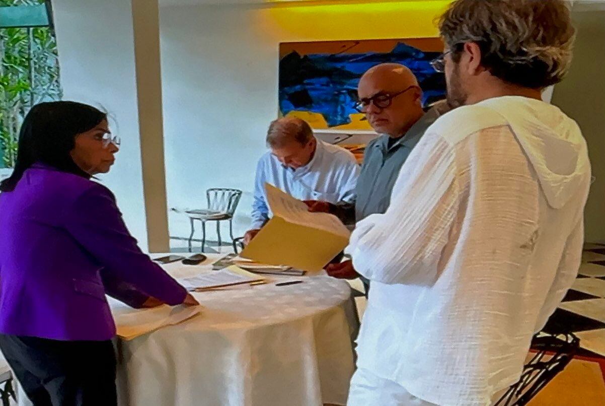 En la imágen se puede ver a la vicepresidenta Delcy Rodríguez, el presidente de la Asamblea, Jorge Rodríguez y Edmundo González