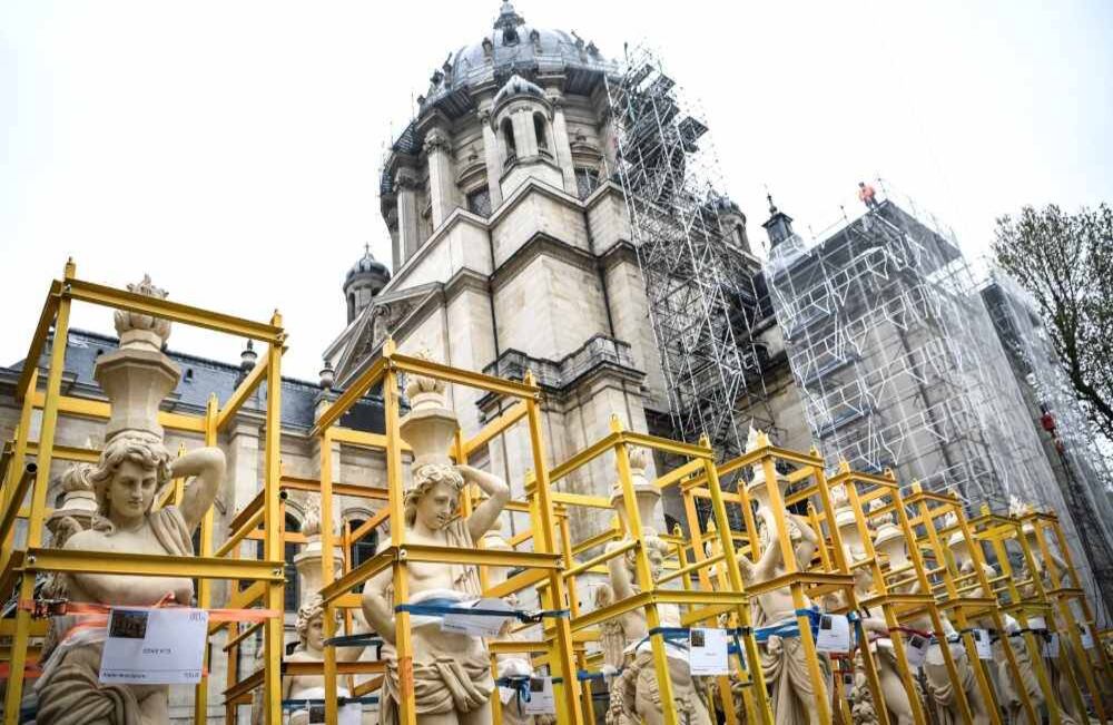 Estas estatuas fueron reinstaladas el pasado 10 de abril en en domo de la catedral. FOTO: STEPHANE DE SAKUTIN / AFP