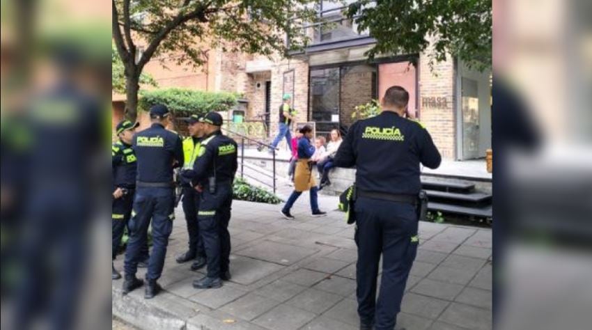 Delincuentes entraron hasta una reconocida panadería y le robaron un reloj Rolex a un comensal.