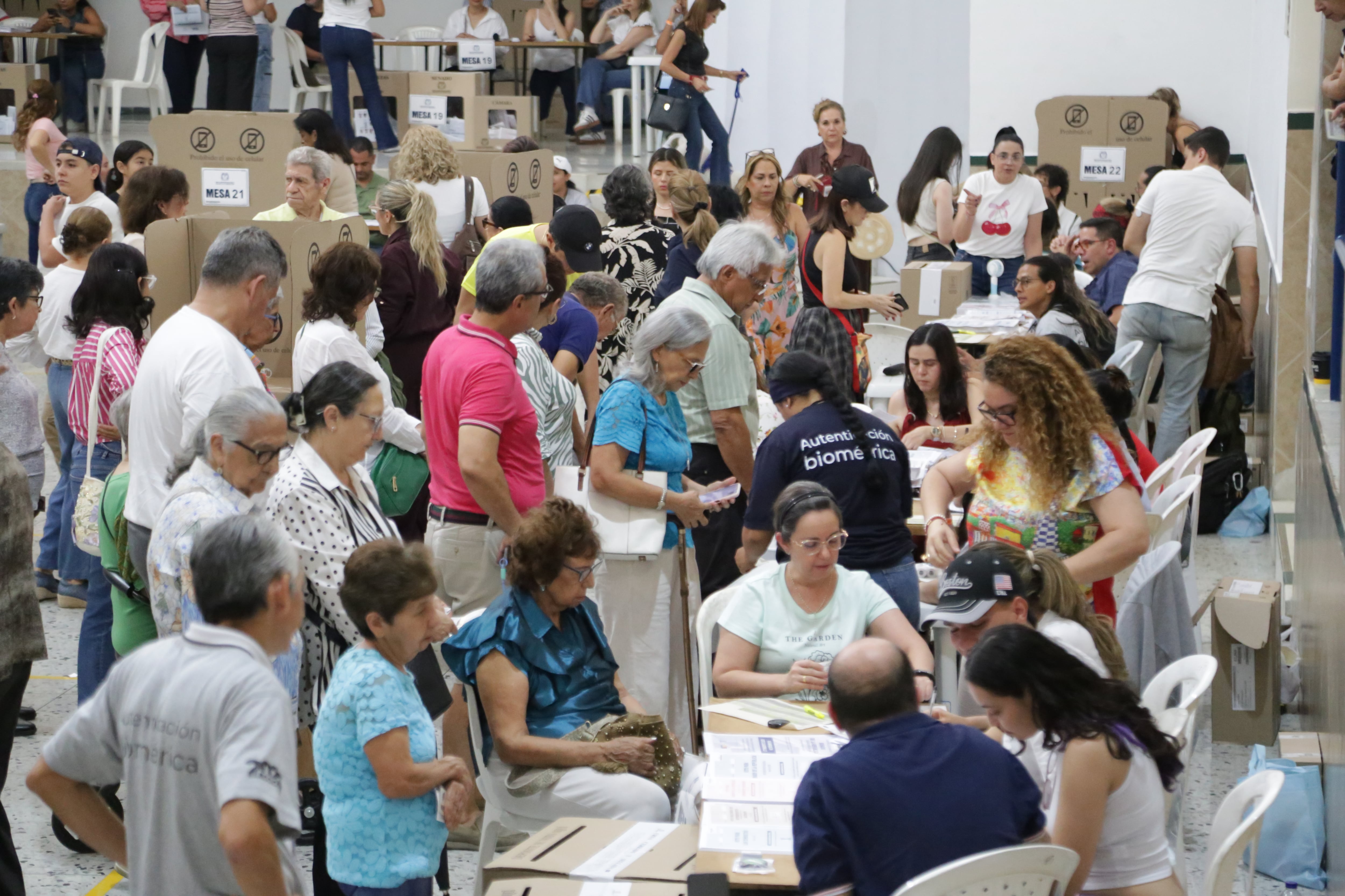 Hoy, a la luz de las encuestas más recientes, el panorama parece repetirse. Ningún candidato lograría superar el umbral del 50 % en primera vuelta.