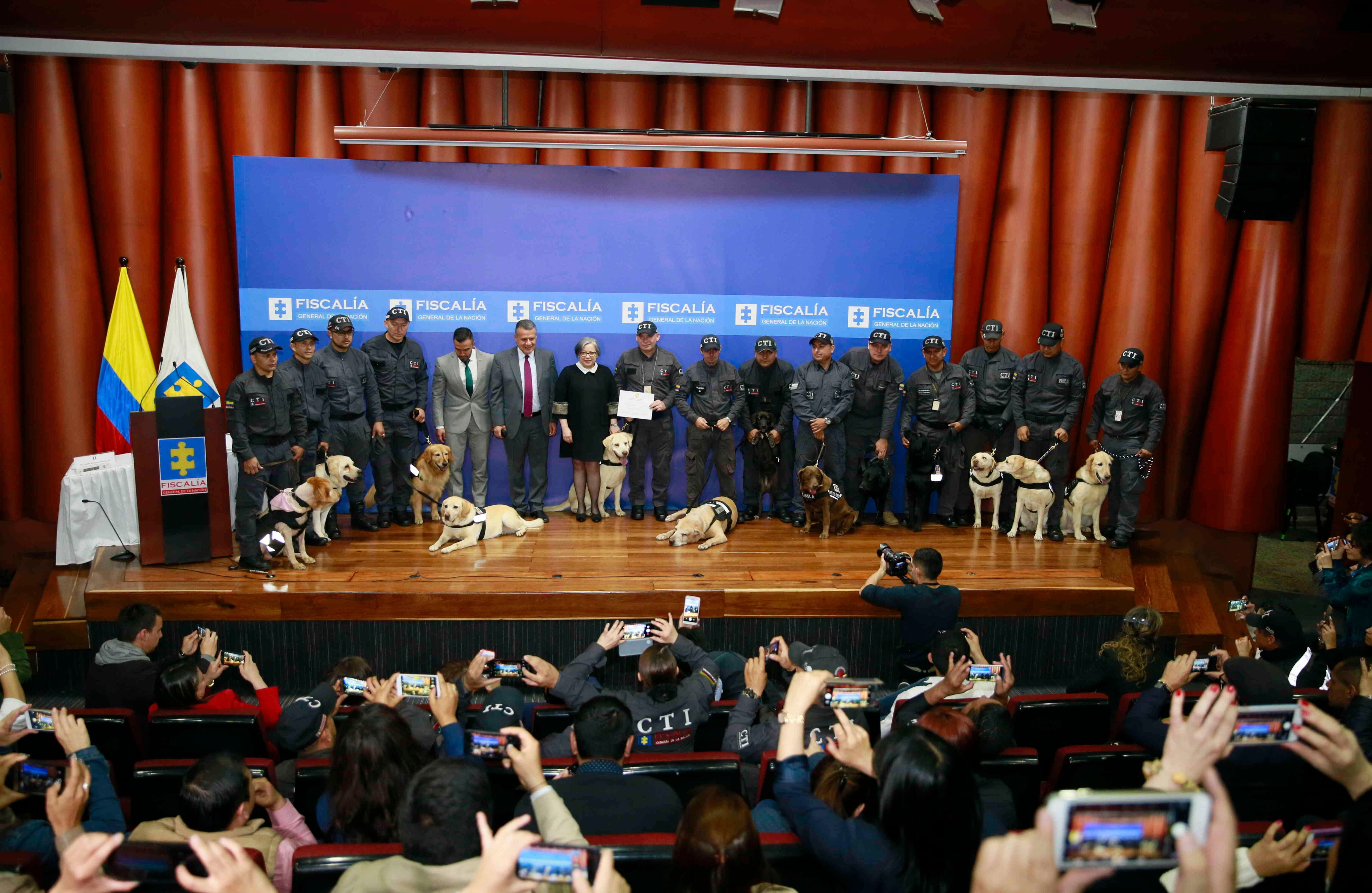La Vicefiscal María Paulina Riveros le entregó una medalla de honor.