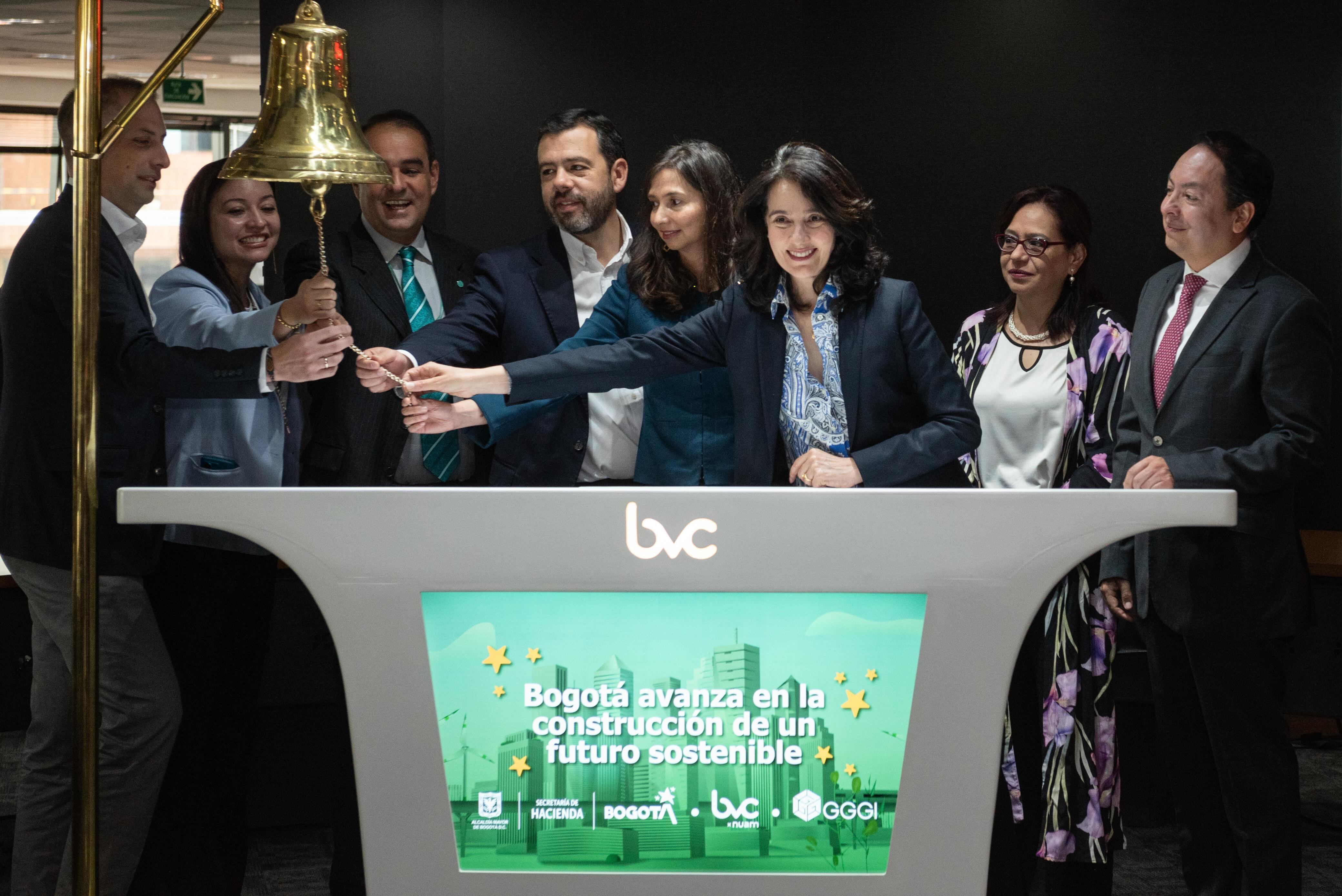 El alcalde Carlos Fernando, y parte de su equipo económico distrital, lanzaron el Marco de Referencia para colocación de bonos verdes