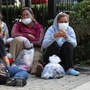 Migrantes de América Central y del Sur esperan cerca de la residencia de la vicepresidenta de EE. UU. Kamala Harris después de ser dejados el 15 de septiembre de 2022 en Washington, DC. El gobernador de Texas, Greg Abbott, envió autobuses que transportaban inmigrantes desde la frontera sur hasta la casa de Harris la madrugada del jueves. Kevin Dietsch/Getty Images/AFP (Foto de Kevin Dietsch/GETTY IMAGES NORTH AMERICA/Getty Images vía AFP)