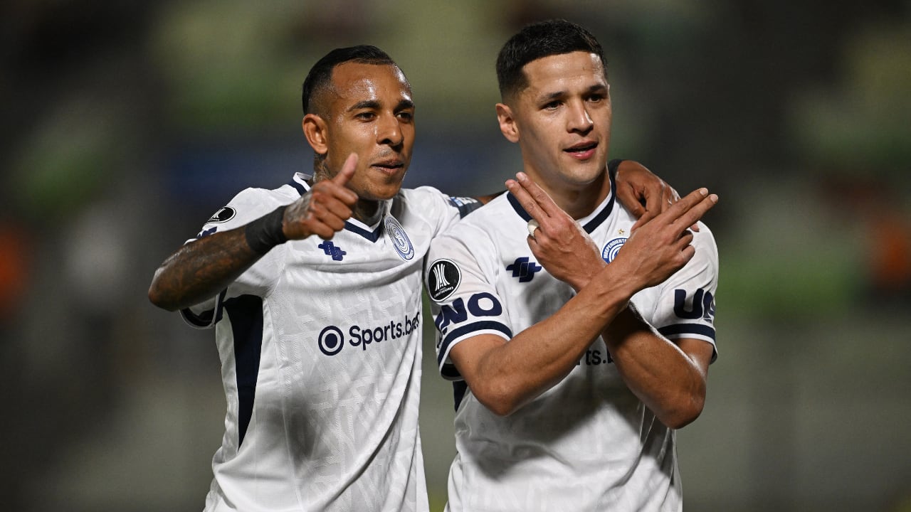 Sebastián Villa (izq.) en partido de Copa Libertadores ante Deportivo La Guaira.