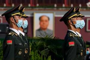 Guardias de honor chinos con máscaras para protegerse contra el coronavirus se ven cerca del retrato del difunto líder Mao Zedong durante una ceremonia celebrada en el Monumento a los Héroes del Pueblo en la Plaza de Tiananmen en Beijing el miércoles 30 de septiembre de 2020. Percepciones negativas de China han aumentó drásticamente en muchas de las economías avanzadas del mundo, especialmente en Australia y el Reino Unido, mostró una nueva encuesta del Centro de Investigación Pew el martes 6 de octubre de 2020 Foto / Ng Han Guan