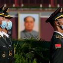 Guardias de honor chinos con máscaras para protegerse contra el coronavirus se ven cerca del retrato del difunto líder Mao Zedong durante una ceremonia celebrada en el Monumento a los Héroes del Pueblo en la Plaza de Tiananmen en Beijing el miércoles 30 de septiembre de 2020. Percepciones negativas de China han aumentó drásticamente en muchas de las economías avanzadas del mundo, especialmente en Australia y el Reino Unido, mostró una nueva encuesta del Centro de Investigación Pew el martes 6 de octubre de 2020 Foto / Ng Han Guan
