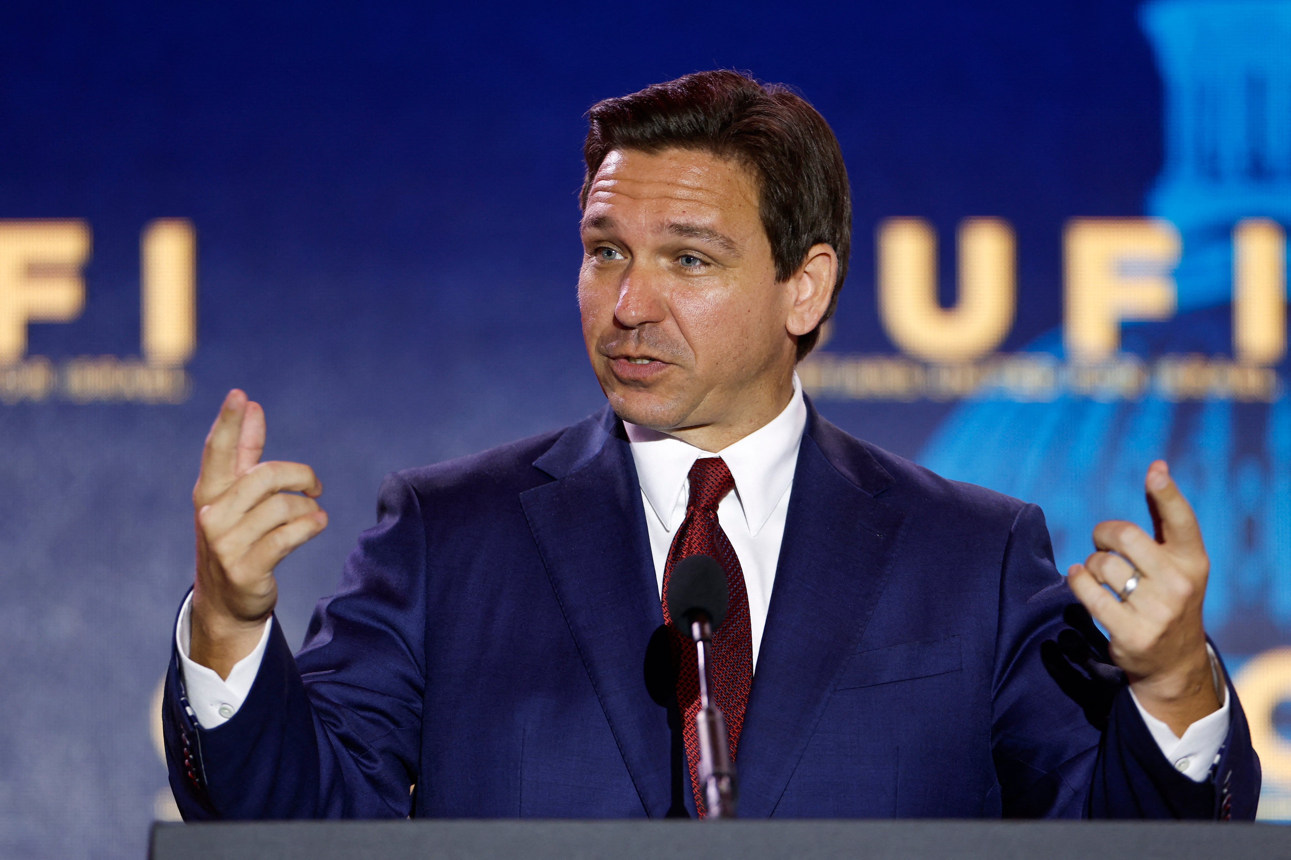 El candidato presidencial republicano, el gobernador de Florida, Ron DeSantis, pronuncia un discurso en la cumbre de Cristianos Unidos por Israel de 2023 el 17 de julio de 2023 en Arlington, Virginia.