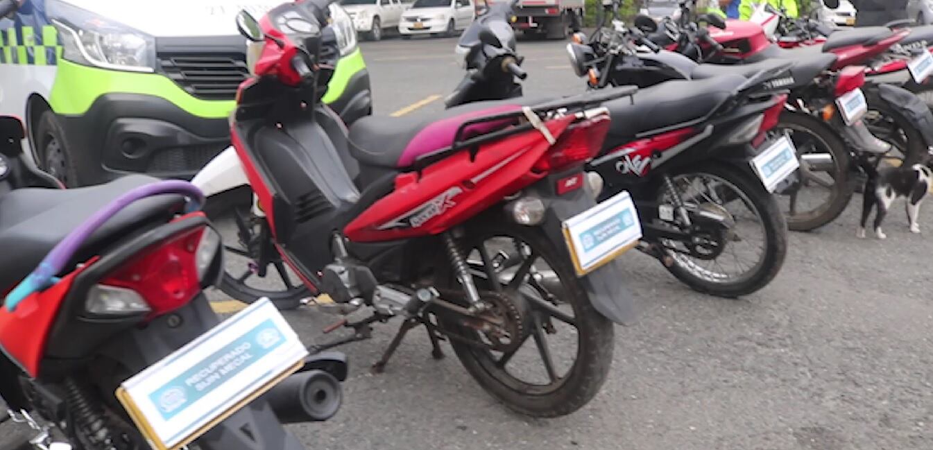 En operativo exprés en Cali, las autoridades recuperaron 7 motocicletas y 700 celulares robados.