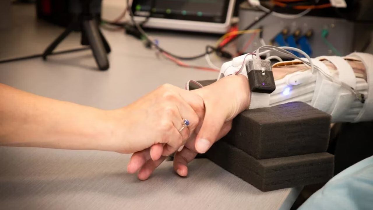 Keith Thomas recuperó movilidad y sensibilidad en sus manos con la ayuda de un chip con inteligencia artificial.