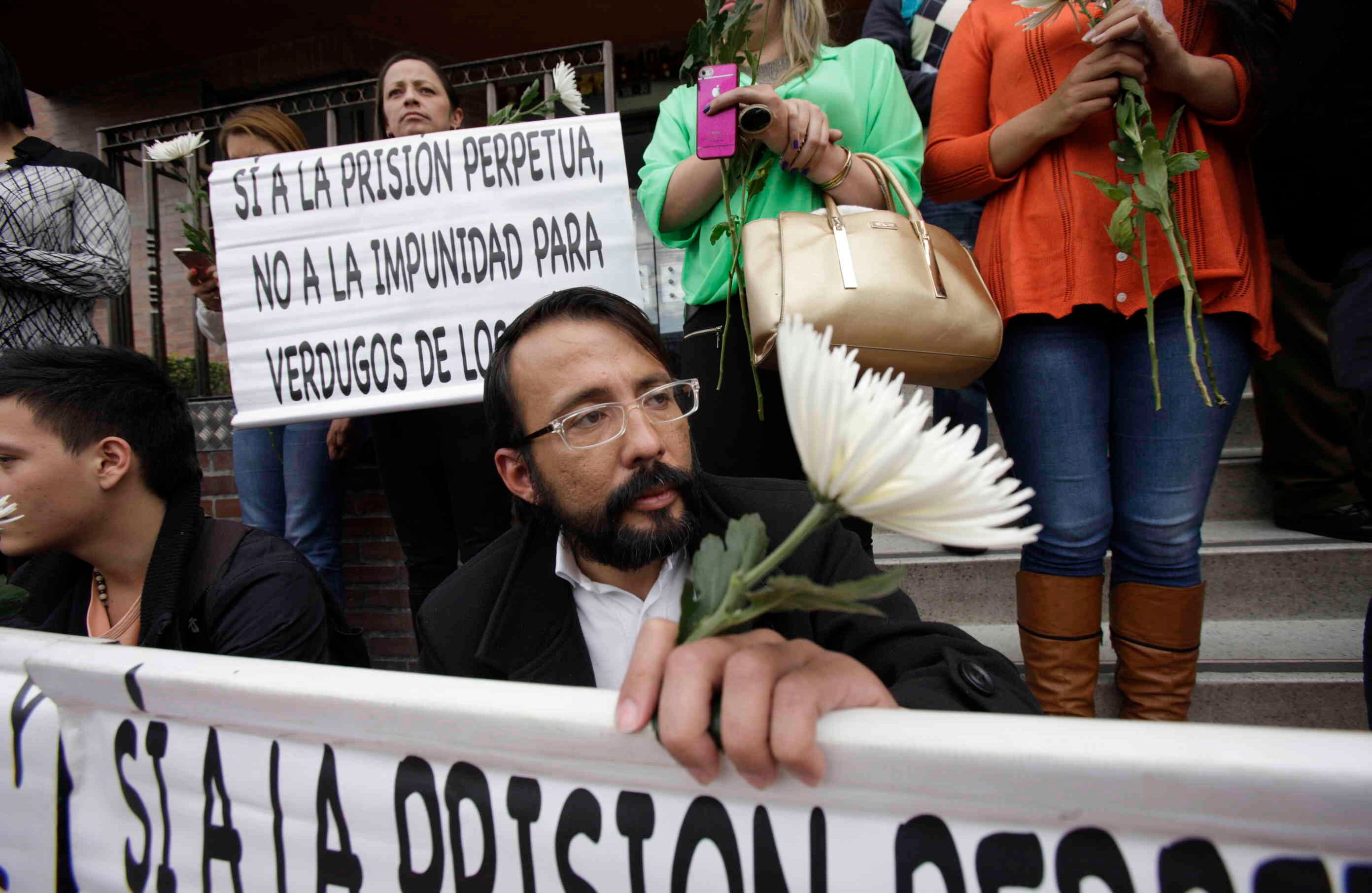 Decenas de personas con pancartas se agolpan a las afueras de la clínica. Foto: Carlos Julio Martínez/Semana
