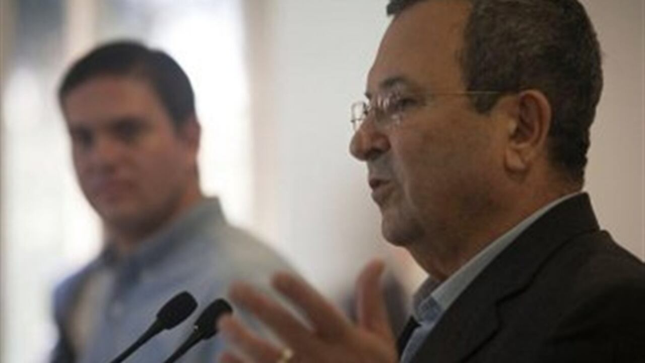 El ministro de defensa de Israel, Ehud Barak (d), habla durante una rueda de prensa conjunta con su homólogo de Colombia, Juan Carlos Pinzón (i), en el Comando Aéreo de Transporte Militar (CATAM) en Bogotá (Colombia).