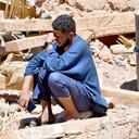 Un hombre llora sentado sobre los escombros de una casa en la aldea de Tikht, cerca de Adassil, el 10 de septiembre de 2023, dos días después de que un devastador terremoto de magnitud 6,8 sacudiera el país. (Foto de Fethi Belaid / AFP)