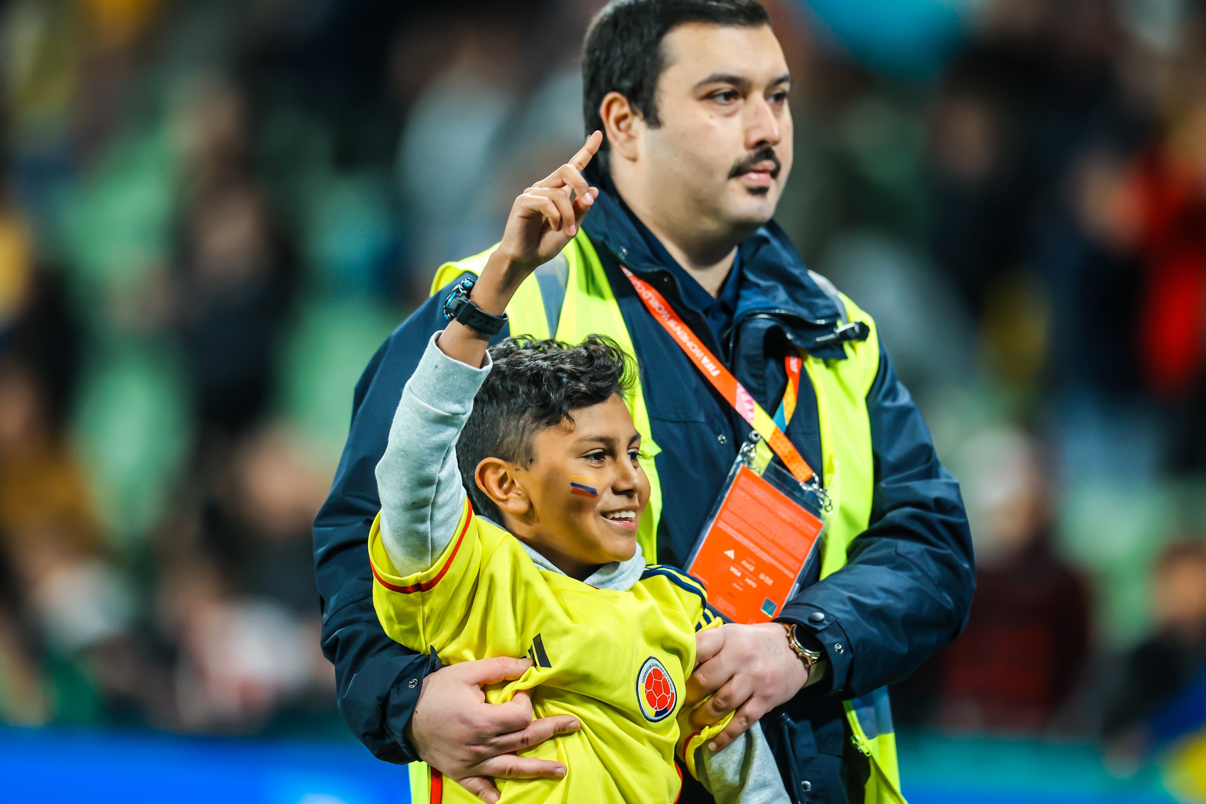 El pequeño fanático que invadió el terreno de juego para tomarse una foto con Mayra.