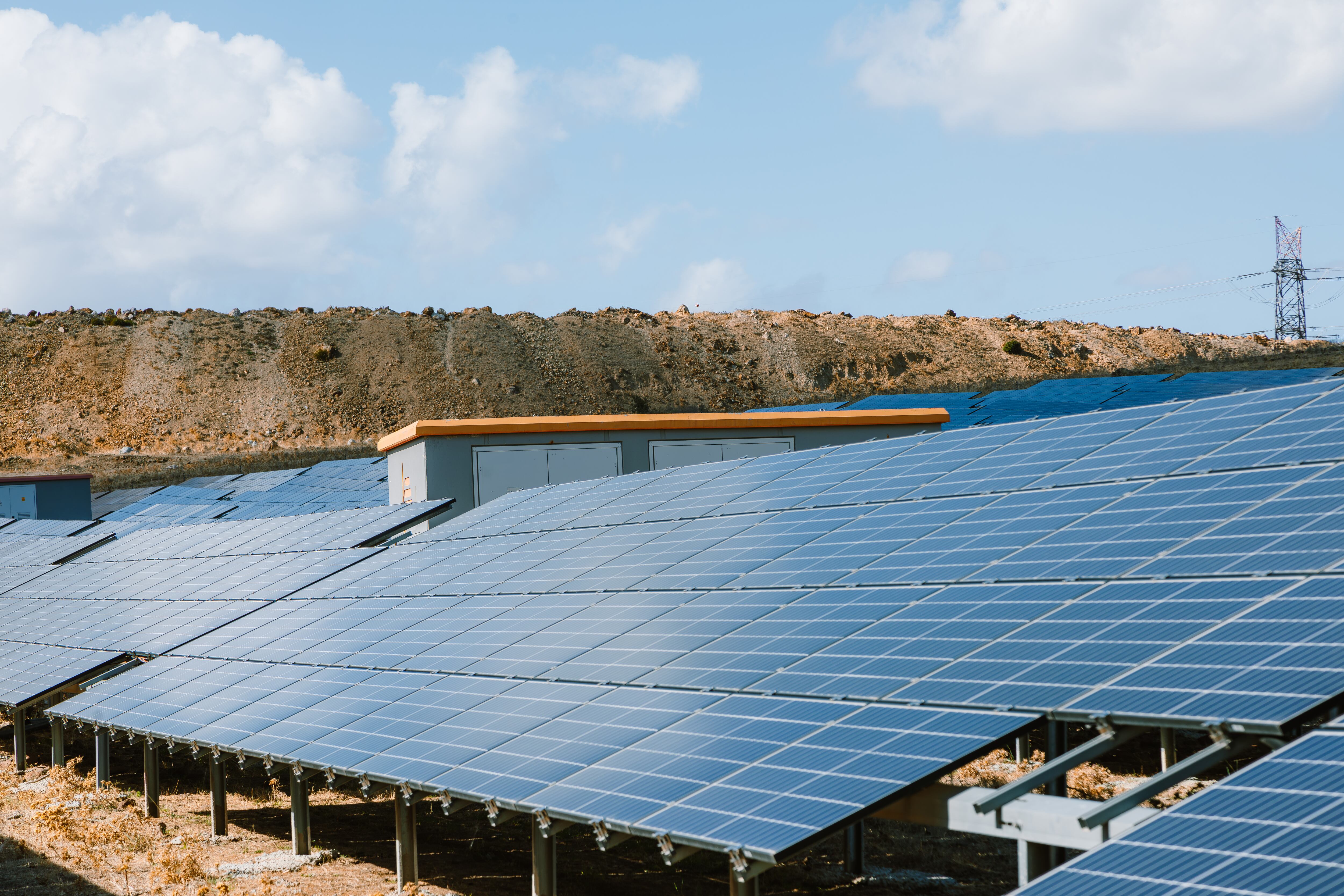 La vista de una central fotovoltaica, comúnmente conocida como parque solar, granja solar o plantas de energía solar, es un sistema de energía fotovoltaica a gran escala conectado a la red, abreviado como sistema fotovoltaico.