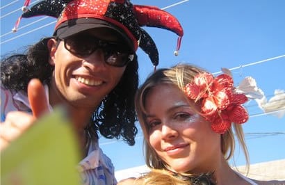 Natalia París, en una carroza del Carnaval de Barranquilla con David Murcia, propietario de DMG.