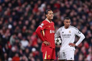 Virgil van Dijk del Liverpool y Kylian Mbappe del Real Madrid durante el partido de la UEFA Champions League 2024/25 Liga Fase MD5 entre el Liverpool FC y el Real Madrid C.F. en Anfield el 27 de noviembre de 2024 en Liverpool, Inglaterra.