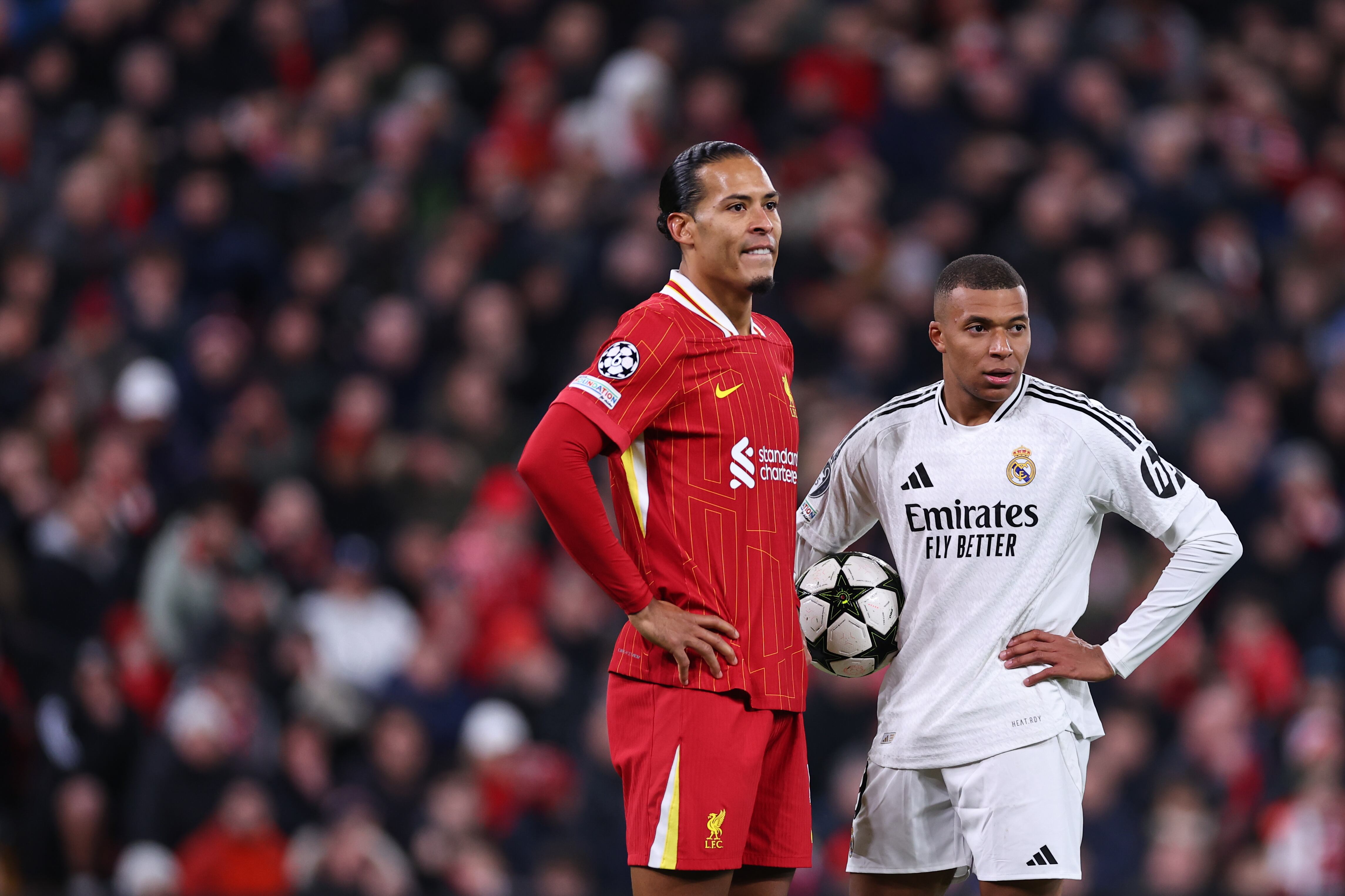 Virgil van Dijk del Liverpool y Kylian Mbappe del Real Madrid durante el partido de la UEFA Champions League 2024/25 Liga Fase MD5 entre el Liverpool FC y el Real Madrid C.F. en Anfield el 27 de noviembre de 2024 en Liverpool, Inglaterra.