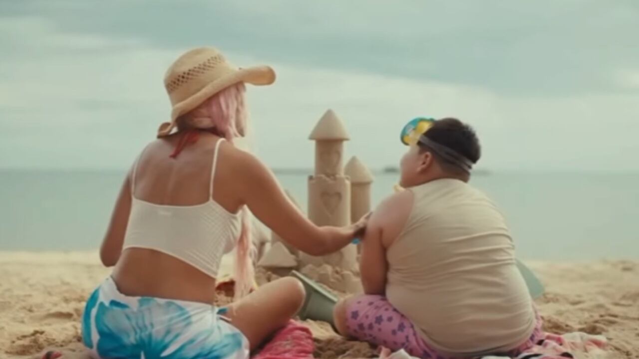 El niño de los videos de Karol G.