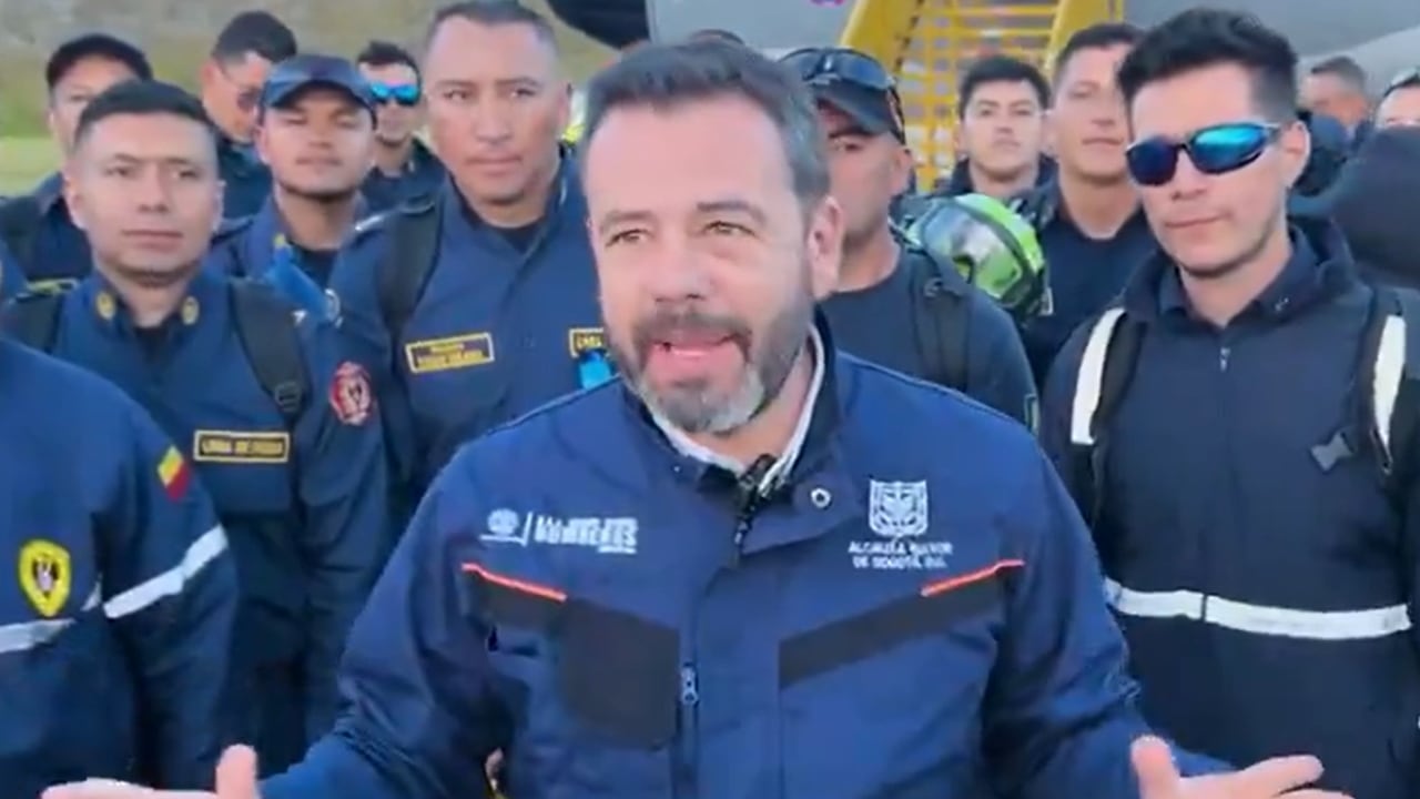 El alcalde Carlos Fernando Galán recibió a los Bomberos de Bogotá, que brindaron su ayuda tras el terremoto.