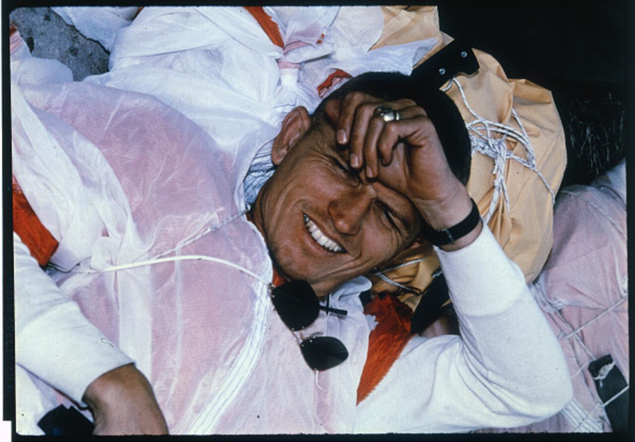 Borman terminó la transmisión con: “Y por parte de la tripulación del Apolo 8, cerramos con buenas noches, buena suerte, una feliz Navidad y Dios los bendiga a todos, a todos ustedes en la buena Tierra”.