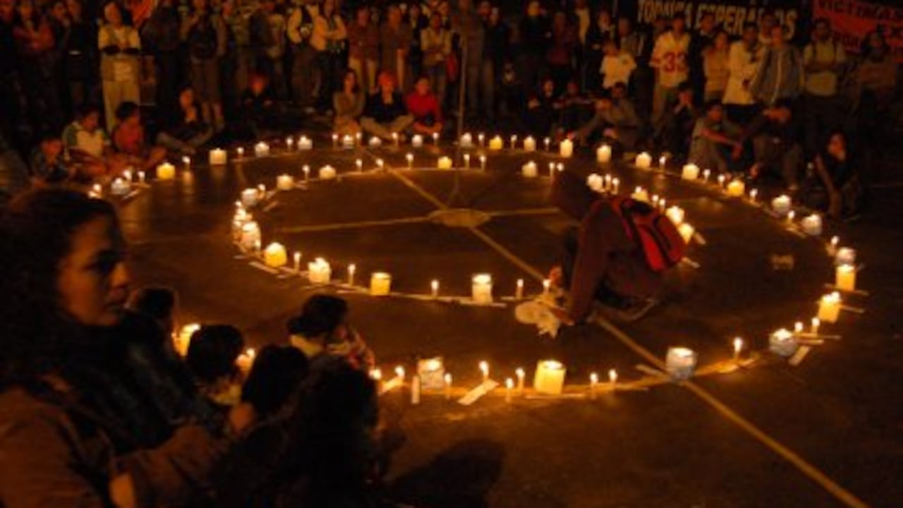 Cientos de personas encendieron velas para recordar a los desaparecidos de la Comuna 13.