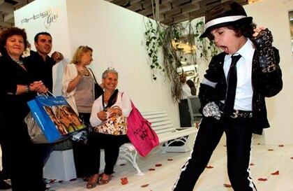 El pequeño de 8 años Christian Roberto, que se hizo famoso en el programa de televisión "Italia's got Talent", baila como el artista estadounidense Michael Jackson antes de un desfile de la firma Artigli Girl durante la edición número 71 de la semana de la moda para niños que se celebra en la Fortezza da Basso de Florencia, Italia.