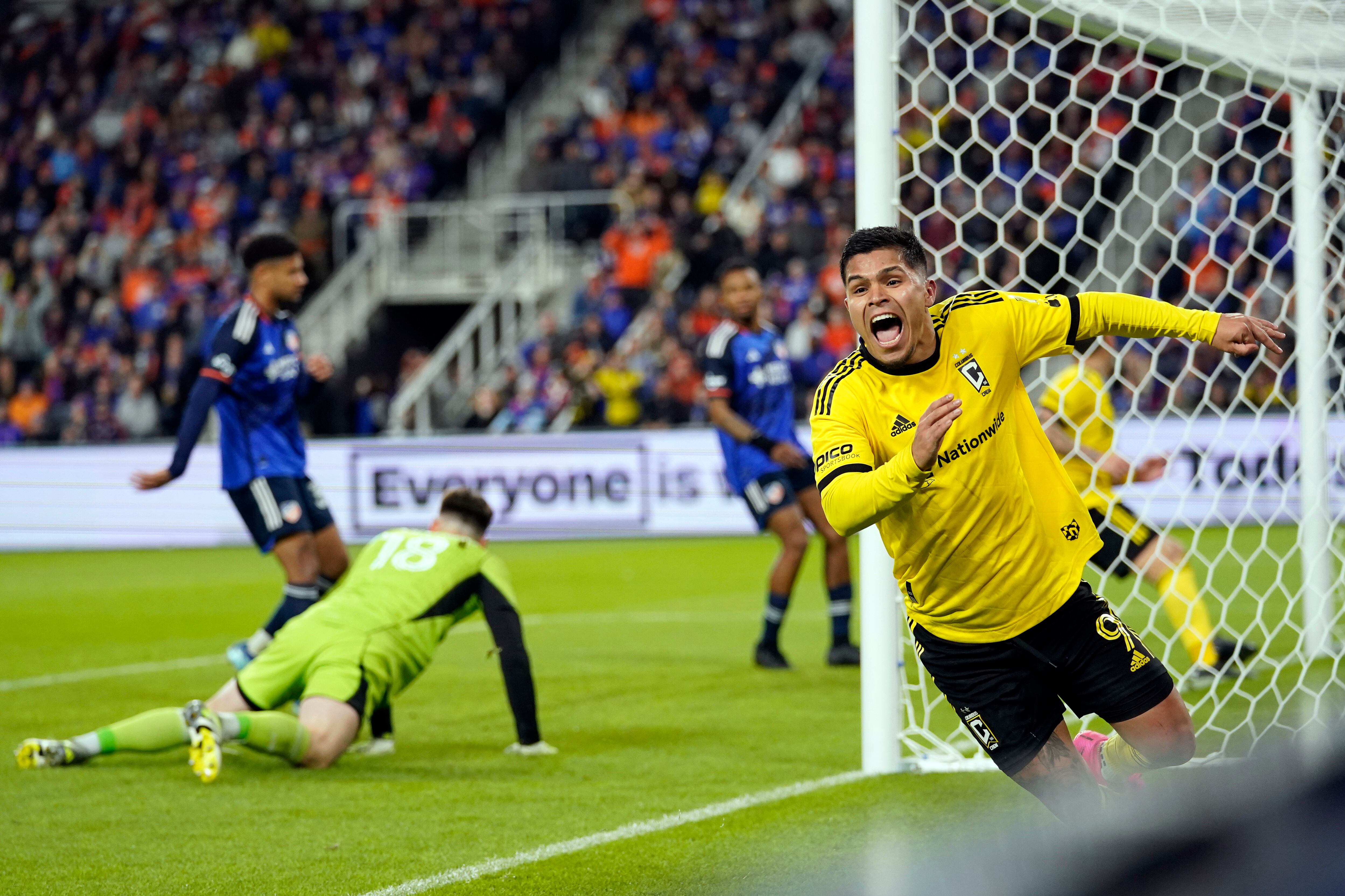 El delantero del Columbus Crew, Cucho Hernández (9), celebra después de que su compañero Christian Ramírez (17) anotara durante la segunda mitad del tiempo extra en el partido final de fútbol de la Conferencia Este de la MLS contra el FC Cincinnati, el sábado 2 de diciembre de 2023, en Cincinnati. El Crew ganó 3-2 en la prórroga. (Foto AP/Carolyn Kaster)