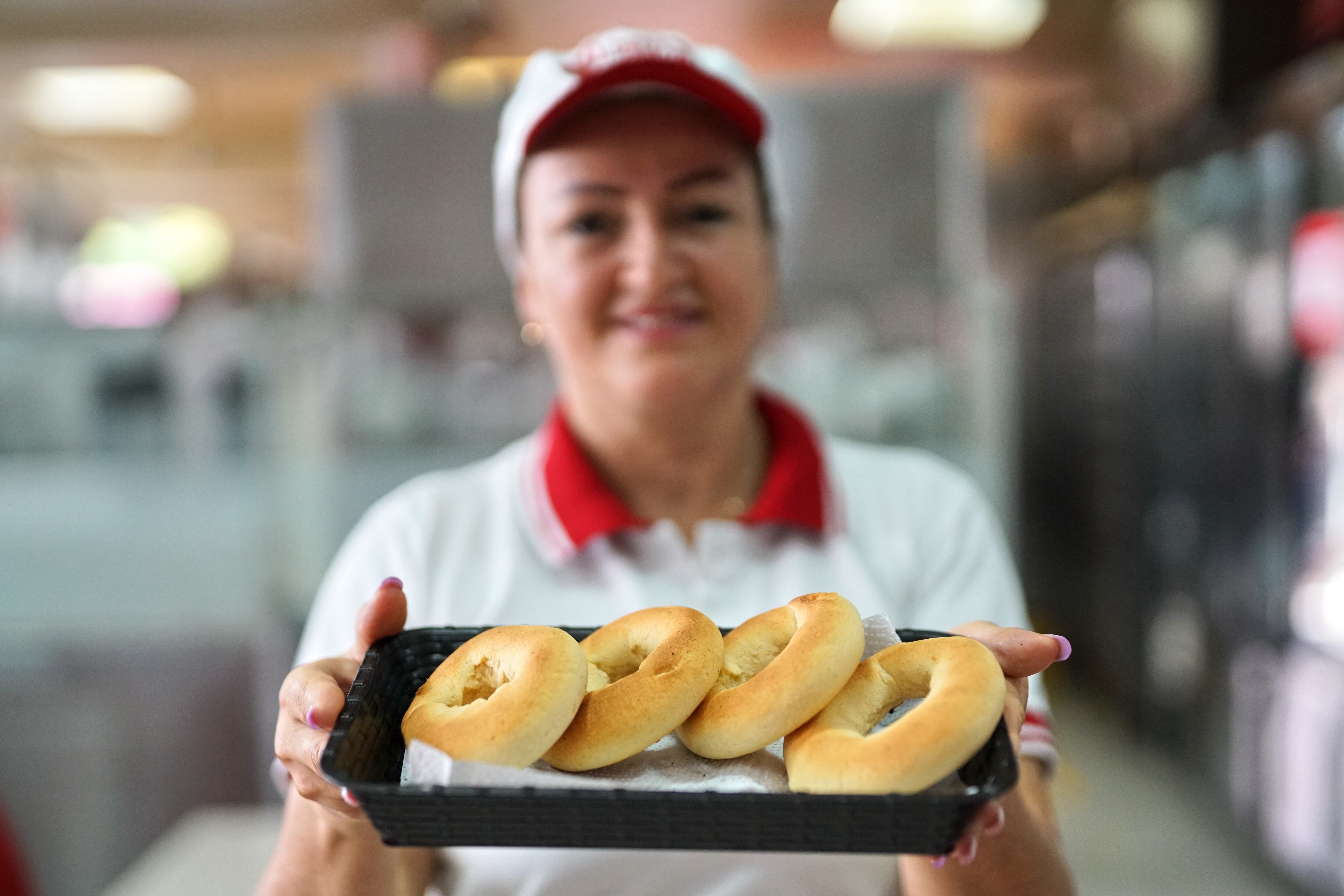 El esponjoso y delicioso Pandebono fue reconocido internacionalmente por la firma Taste Atlas como el ‘Mejor pan del mundo’. El alcalde de Santiago de Cali, Alejandro Eder, celebró la noticia y mandó un saludo y reconocimiento a todas las panaderías, locales y establecimientos que fortalecen la identidad caleña desde la gastronomía:, colocando este pan a los ojo del mundo. Si algo tiene potencial es la gastronomía