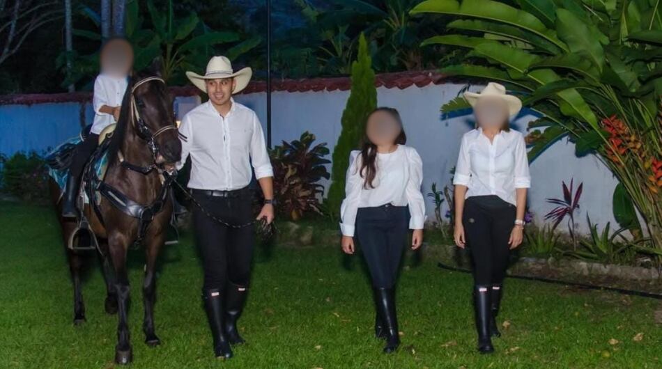 Secretario de Gobierno de Cúcuta, Miguel Armando Castellanos Serrano, con un caballo.