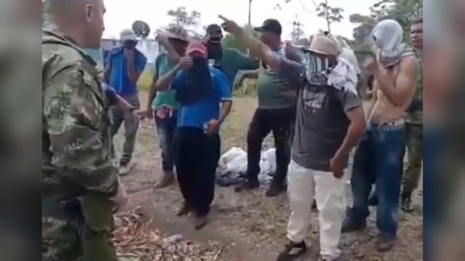 Momento en el que encapuchado del paro minero echa del lugar a un coronel del Ejército.