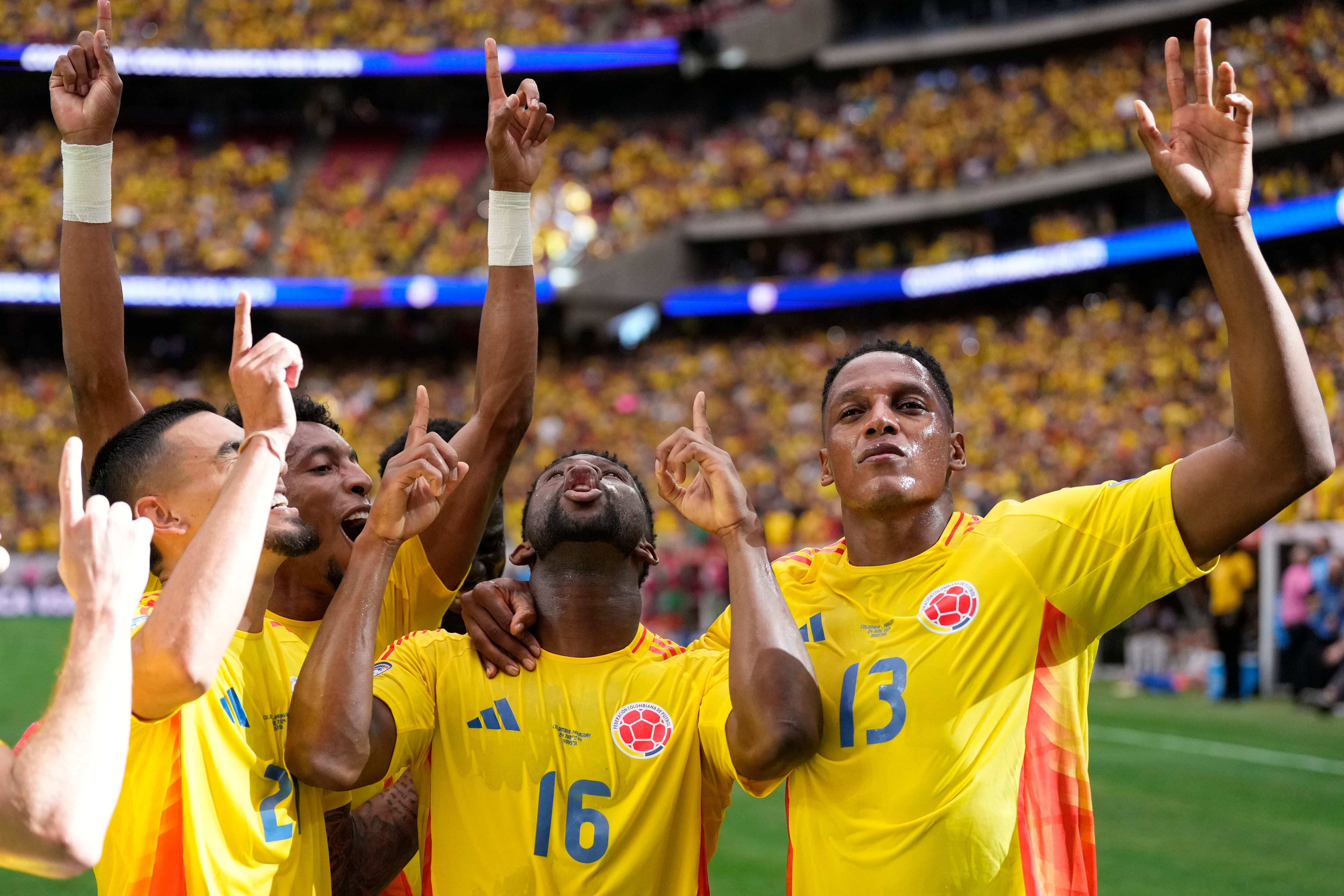 Jefferson Lerma (16) celebra tras anotar el segundo gol de Colombia ante Paraguay