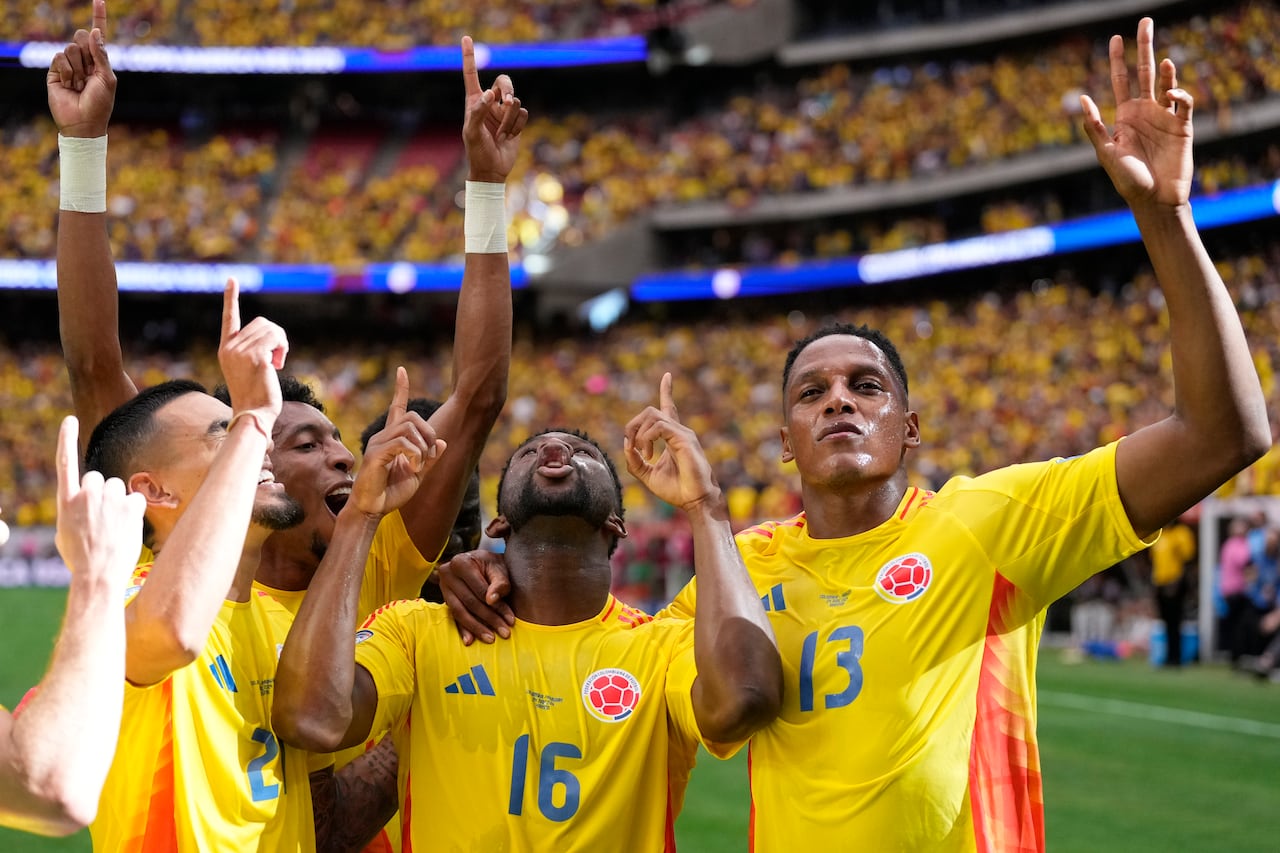 Jefferson Lerma (16) celebra tras anotar el segundo gol de Colombia ante Paraguay