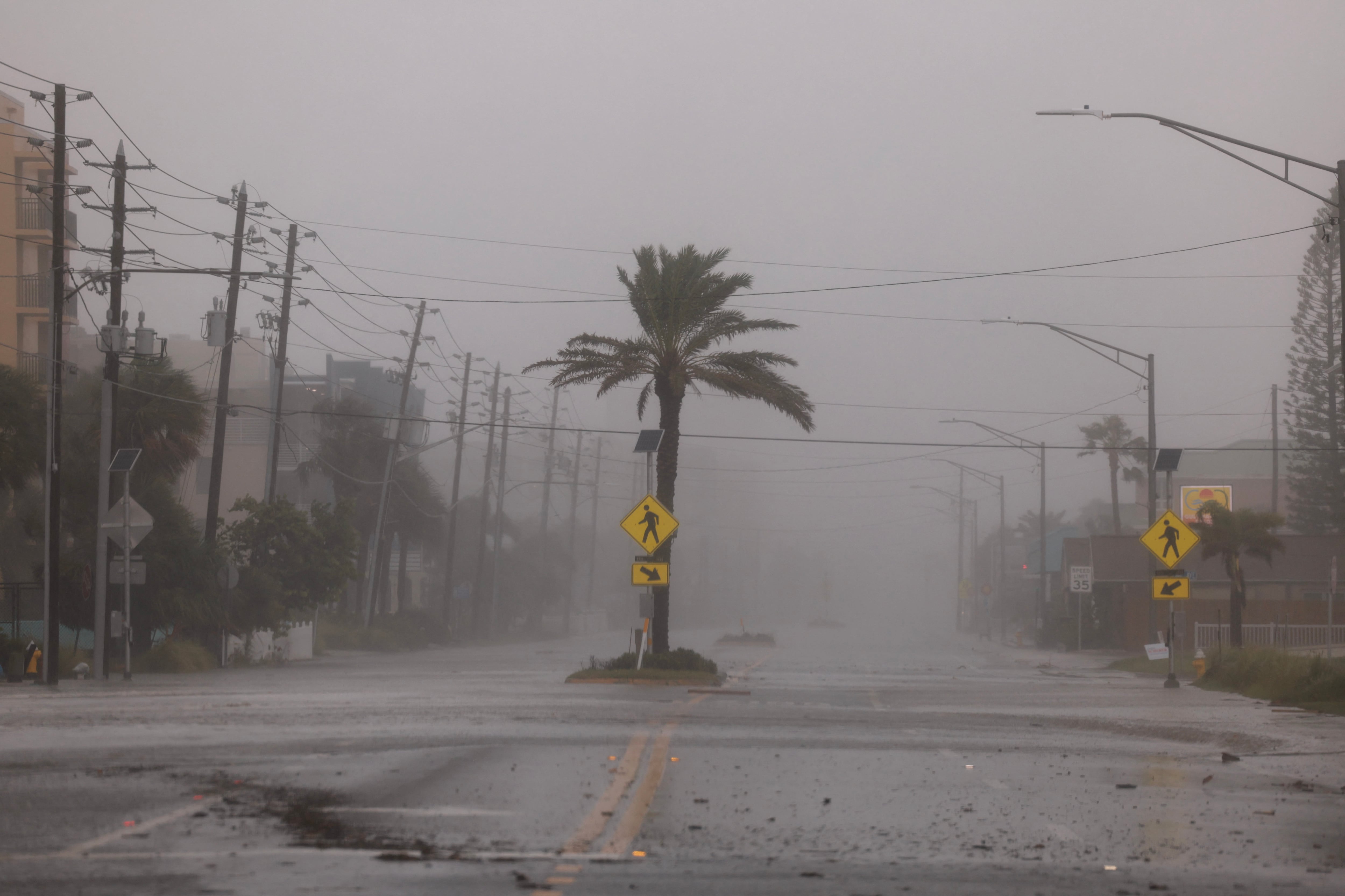 Así se ve una carretera mientras el huracán Helene avanza frente a la costa el 26 de septiembre de 2024, en St. Pete Beach, Florida.