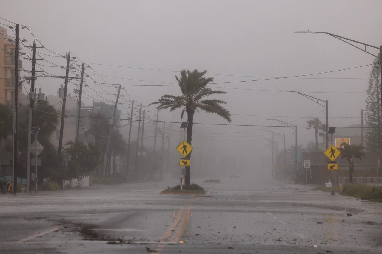 Así se ve una carretera mientras el huracán Helene avanza frente a la costa el 26 de septiembre de 2024, en St. Pete Beach, Florida.