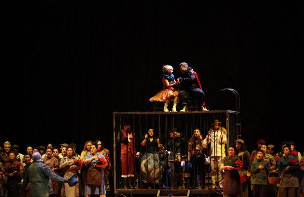 La obra inicia con el payaso Black, quien toca la Melodía de la estepa compuesta por el Gran Duque Daniel de Orsonia, prometido de la princesa Sofía y al que todos dan por muerto en la guerra civil de aquel país