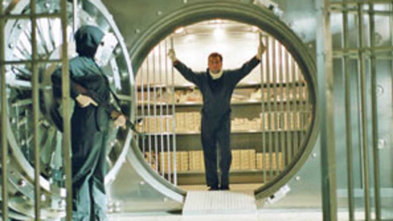 Dalton Russell (Clive Owen) entra en un banco de Manhattan disfrazado de pintor: ha planeado el robo perfecto