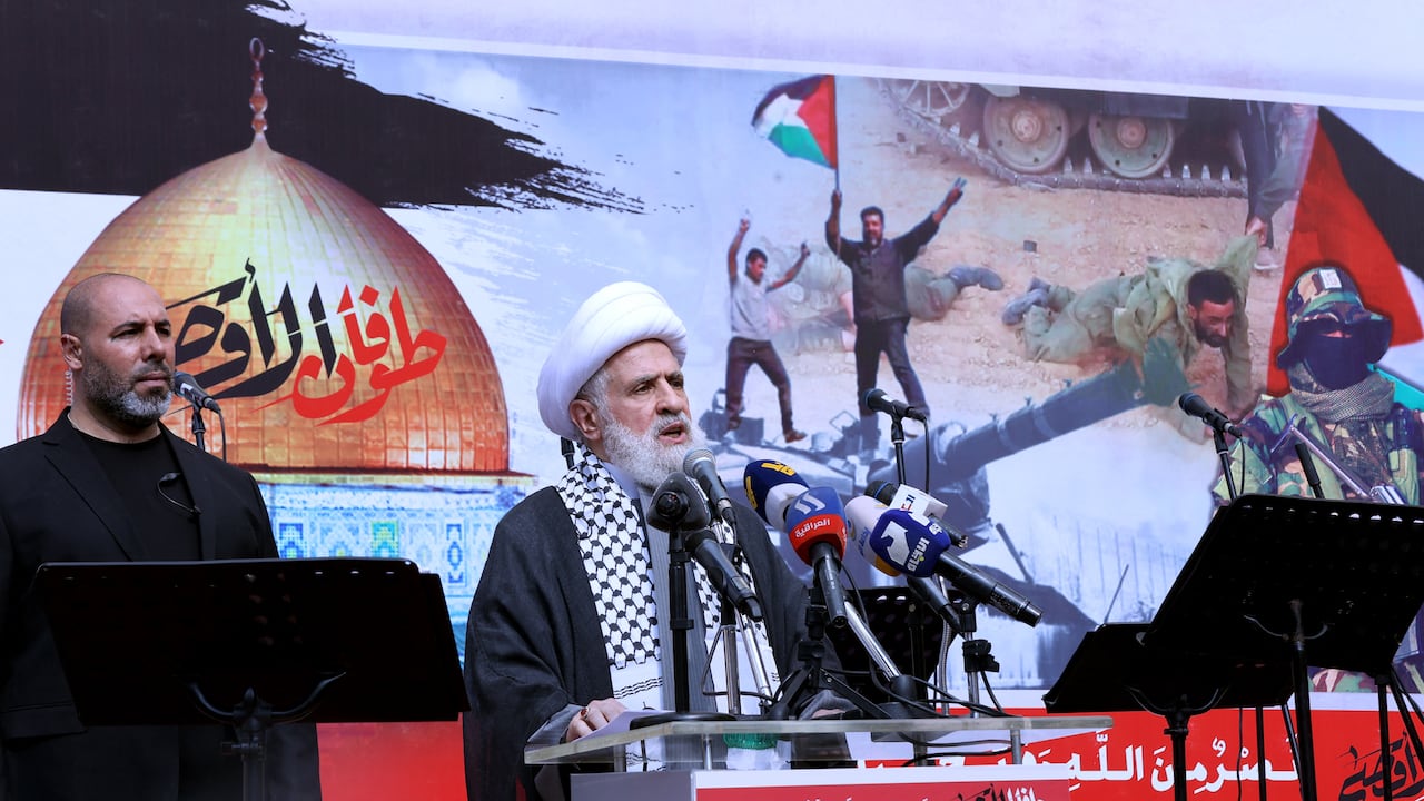 El subjefe del grupo militante chiíta libanés Hezbolá, jeque Naim Qassem, pronuncia un discurso durante una manifestación en Beirut el 13 de octubre de 2023.