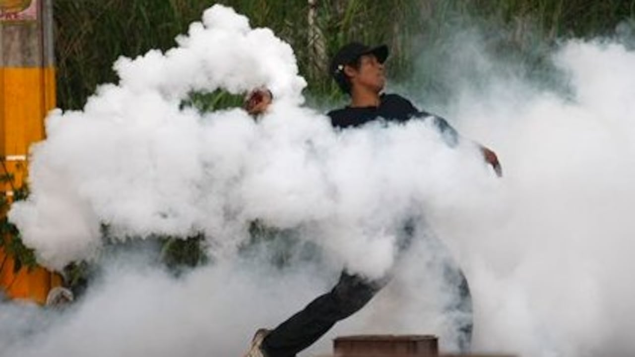 Manifestantes se han enfrentado a la Policía. Rechazan al gobierno de Roberto Micheletti y la salida de Manuel Zelaya.