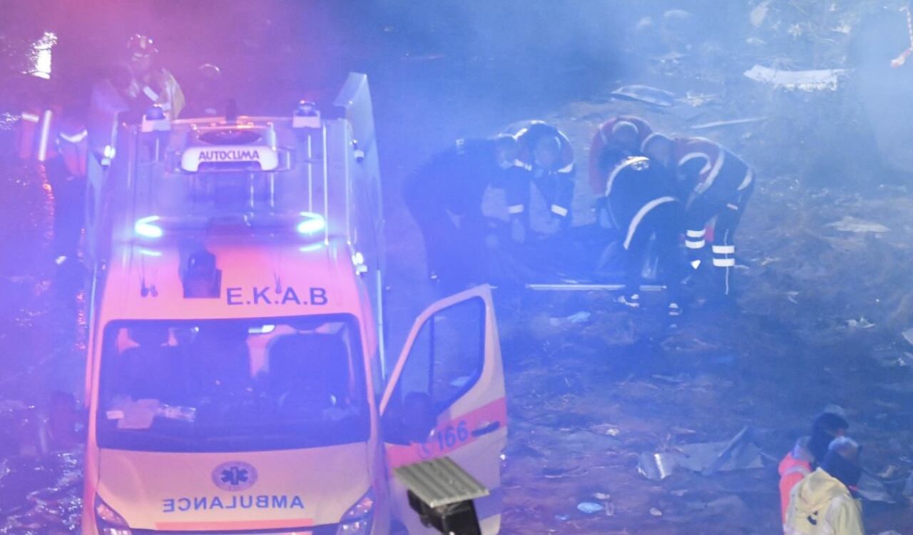 Los rescatistas sacan a los heridos para que sean atendidos por los equipos de emergencia