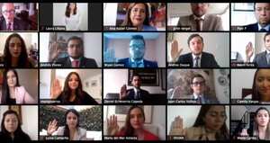 La reunión finalizó con un aplauso en conjunto de todos los convocados. En algunas imágenes también se vio a los padres de familia abrazar a sus hijos en señal de orgullo.