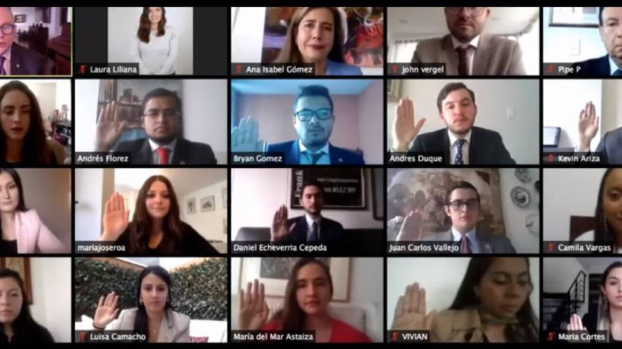 La reunión finalizó con un aplauso en conjunto de todos los convocados. En algunas imágenes también se vio a los padres de familia abrazar a sus hijos en señal de orgullo.