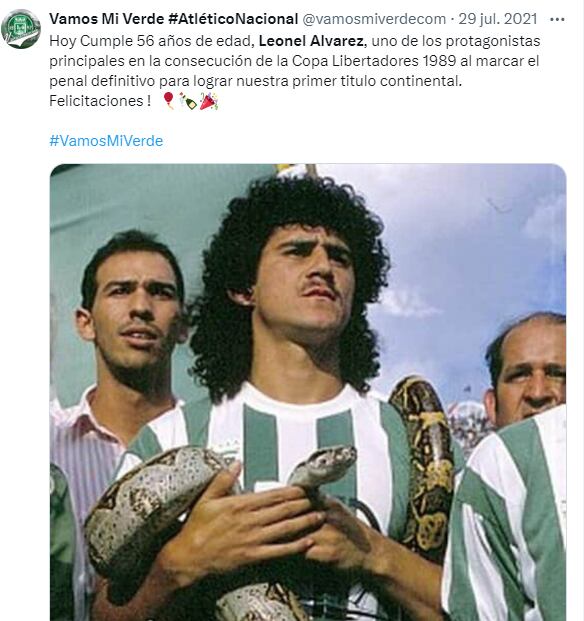 Leonel Álvarez con la culebra en el cuello.