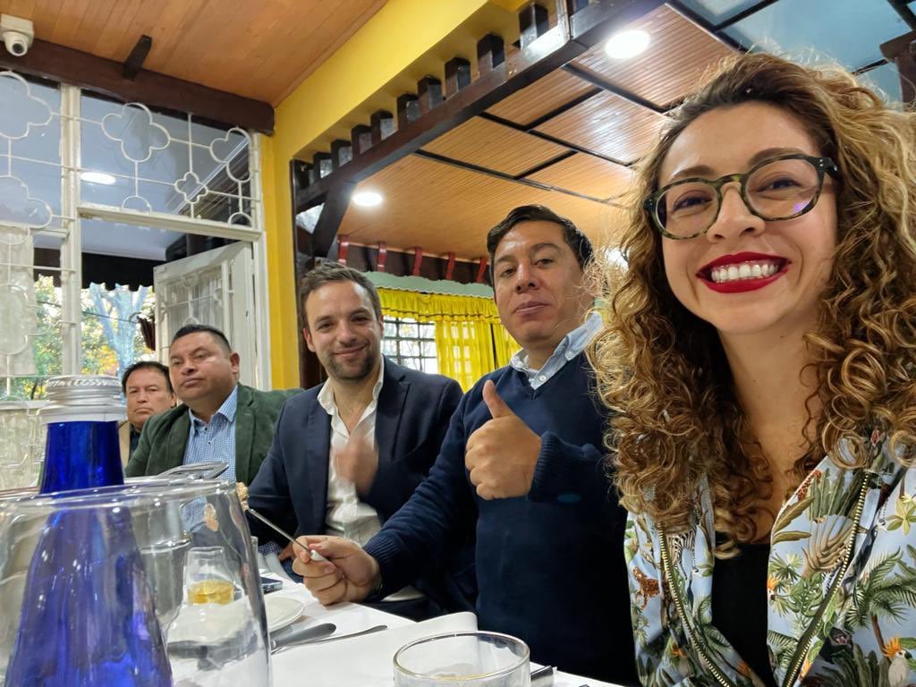 Luis Ernesto Gómez junto a César Amaya, Natalia Goyeneche y miembros de la Alianza Verde.