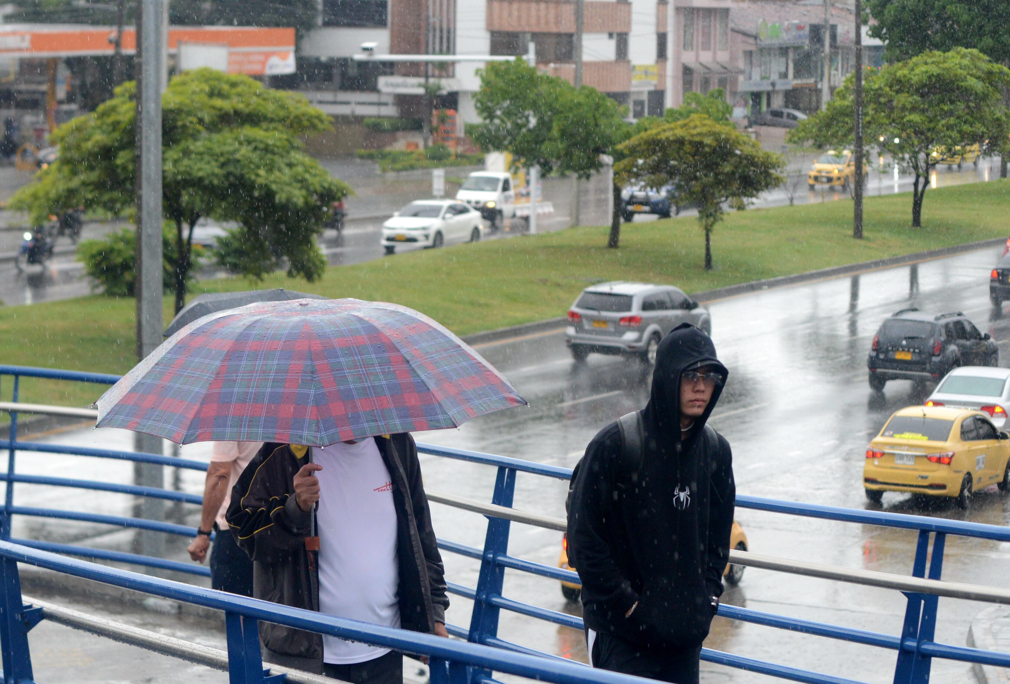 Cali pasada por lluvias durante el inicio de semana, con  un intenso aguacero amaneció la capital del Valle del Cauca,  desde las primeras horas del día