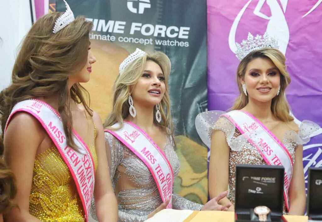 Las señoritas disfrutando del Miss Teen