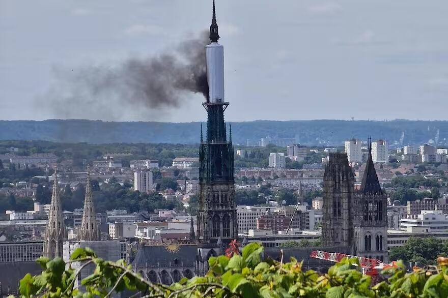 Incendio en la Catedral de Notre-Dame de Rouen.