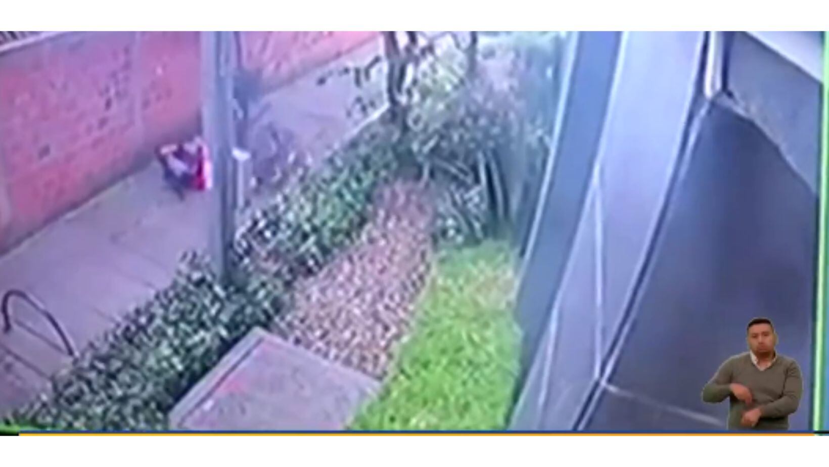 Acto de intolerancia genera indignación en Bogotá: Hombre golpeó a un abuelo y su enfermera por un reclamo