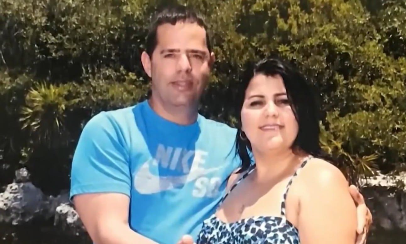 Fotografía en primer plano de Yudaisy Salgueiro junto a su pareja, ambos mirando a la cámara y sonriendo.